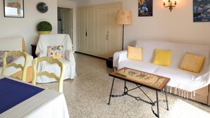 Living area - Seaside apartment in S'Agaró, 4 people, terrace (S'Agaró)