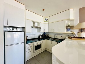Een koelkast, een magnetron, een oven, een kookplaat
