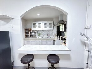 Kühlschrank, Mikrowelle, Herdplatte, Geschirrspüler