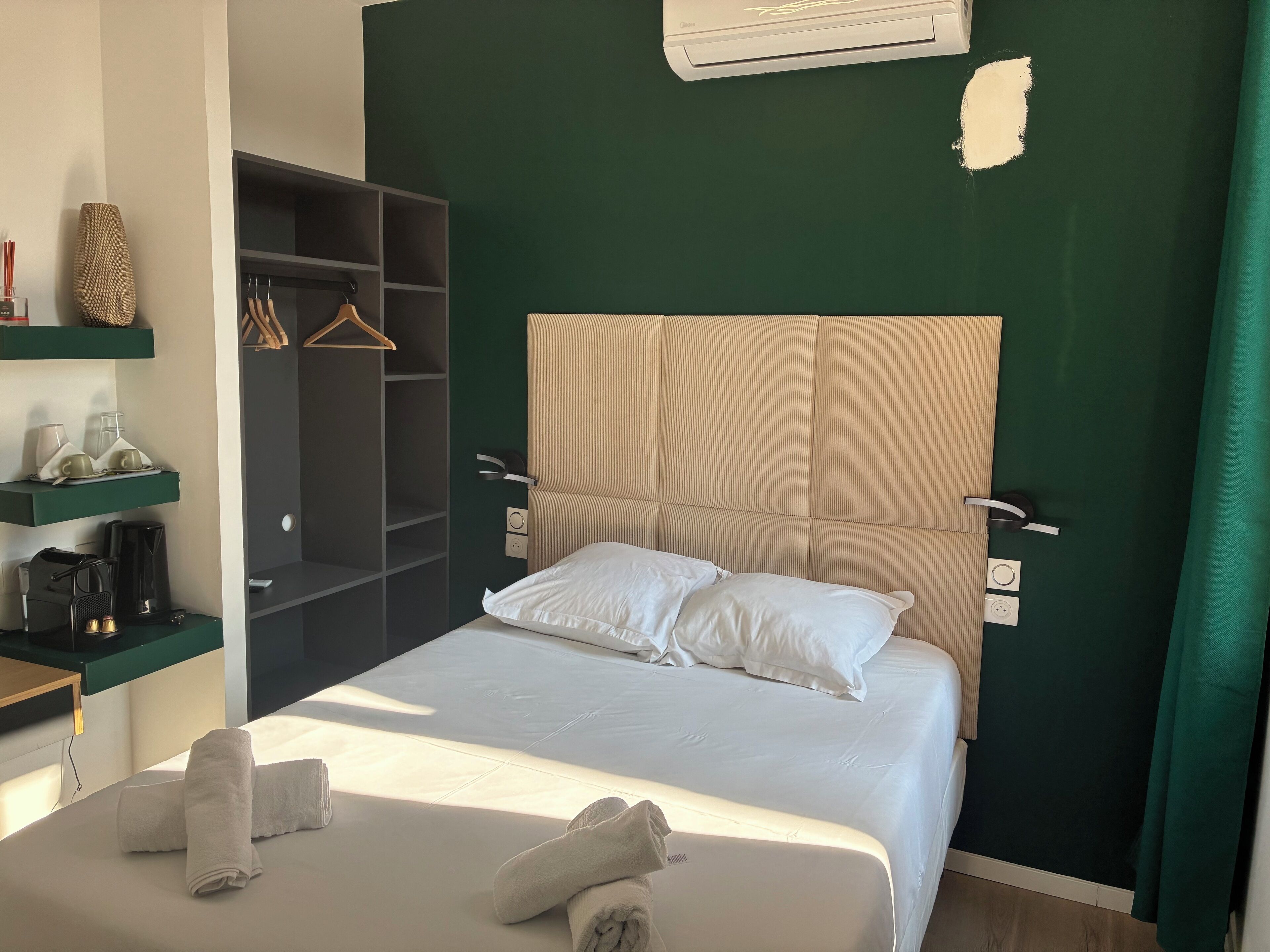 Deluxe-Doppelzimmer, Blick auf den Innenhof | Schreibtisch, kostenloses WLAN