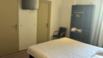 Habitación doble Deluxe, vista al patio | Escritorio y wifi gratis