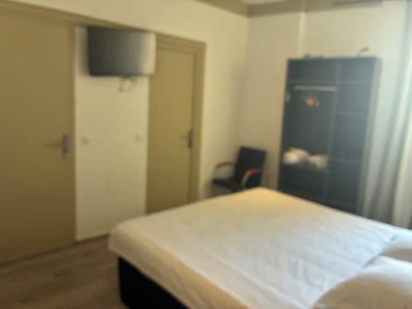 Habitación doble Deluxe, vista al patio | Escritorio y wifi gratis