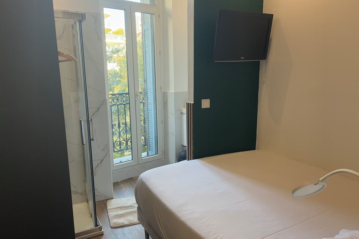 Habitación doble económica, balcón, vista a la ciudad | Escritorio y wifi gratis