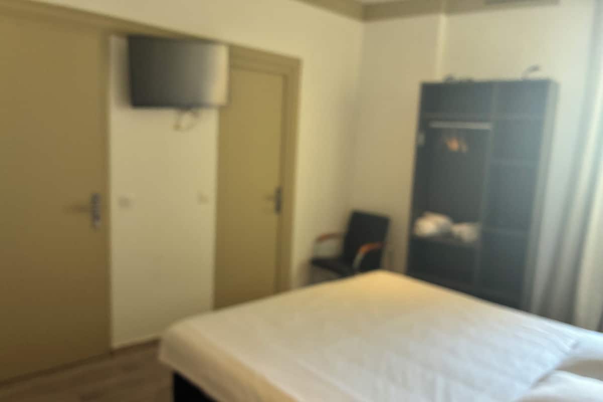 Habitación doble Confort, balcón, vista a la ciudad | Escritorio y wifi gratis