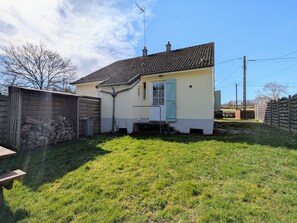 A single-story house with a tiled roof, a small front yard, and a wooden fence. - Cottage by the Creuse with private parking in Ceaulmont (Ceaulmont)