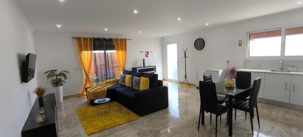 Smart TV - The Infinite (Ribeira Grande)