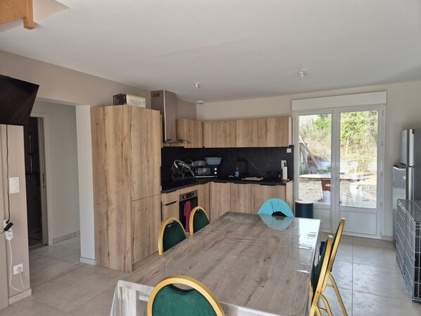 Een koelkast, een magnetron, een oven, een kookplaat