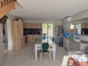 Fridge, microwave, oven, stovetop - Vacation Home in Fort Mahon Plage, Authie Bay (Fort-Mahon-Plage)
