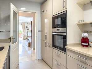 Frigorifero, microonde, forno, lavastoviglie