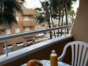 Outdoor dining - Seaside apartment at Marina d'Or with pool, parking and air conditioning (Oropesa)
