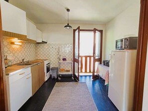 Stovetop, coffee/tea maker, toaster