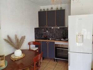 Micro-ondes, four, cafetière/bouilloire, grille-pain