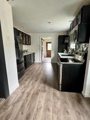 Geladeira, micro-ondas, fogão, cooktop