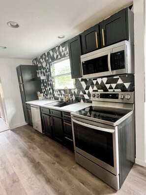 Refrigerador, microondas, horno y parrilla de estufa