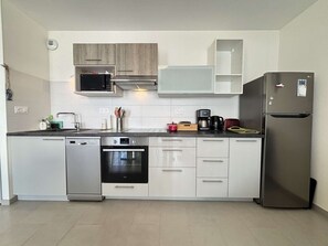 Fridge, oven, dishwasher, coffee/tea maker - 2-Room Apartment with Balcony - La Rochelle Minimes (La Rochelle)
