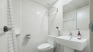 A modern bathroom with a toilet, sink, and shower. - Dawoo House2 (Seoul)