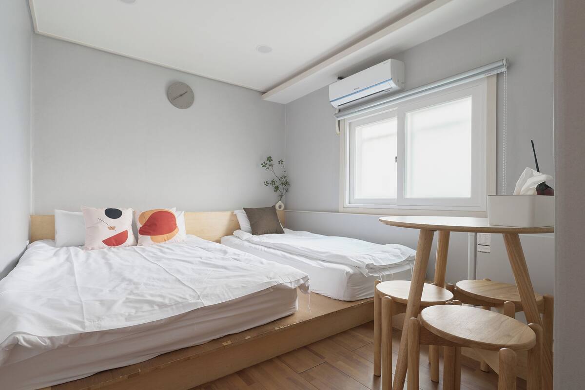 Tremannsrom (non-Korean nationals only) | Skrivebord, skrivebord for bærbar PC, lydisolert og wi-fi (inkludert)