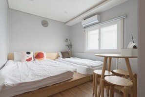 Chambre Triple (non-Korean nationals only) | Bureau, espace de travail pour ordinateur portable