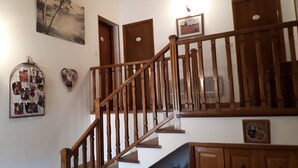 A wooden staircase with a handrail, a birdcage with photos, and a framed picture on the wall. - Provençal villa with garden and parking for 4 near Riez center (Riez)