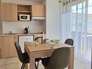 Fridge, microwave, dishwasher, coffee/tea maker