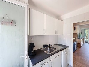 Fridge, microwave, oven, coffee/tea maker