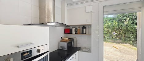 Refrigerador, microondas, horno y cafetera y tetera