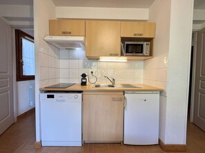 Kühlschrank, Mikrowelle, Herdplatte, Geschirrspüler