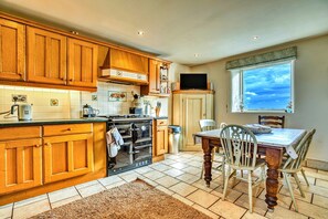 Cottage | Private kitchen | High chair - Holiday Home in Ashbourne Near Dovedale Trails (Ashbourne)