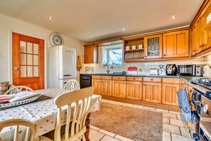 Cottage | Private kitchen | Highchair - Holiday Home in Ashbourne Near Dovedale Trails (Ashbourne)