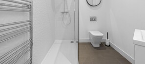 Asciugacapelli, asciugamani, sapone, carta igienica