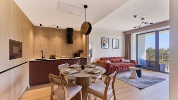 Luxury-Apartment, Balkon, Parkblick | Wohnbereich