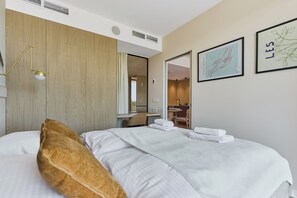 Luxe appartement, balkon, uitzicht op park | 1 slaapkamer, een strijkplank/strijkijzer, gratis wifi