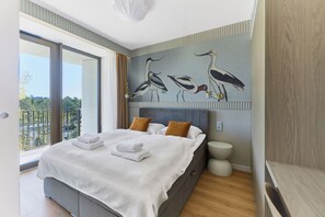 Luxe appartement, balkon, uitzicht op park | 1 slaapkamer, een strijkplank/strijkijzer, gratis wifi