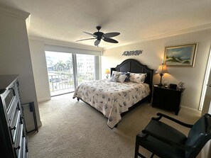3 bedrooms, iron/ironing board, free WiFi, bed sheets - Waterfront 3BR condo in Marco Island with heated pool and WiFi. (Marco Island)
