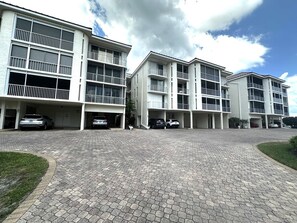 Exterior - Wonderful Waterfront Condo-Close to the Beach ! (Marco Island)