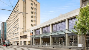 Un edificio moderno con fachada de vidrio y un letrero que dice "CENTRAL".