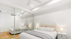 1 bedroom, desk - Central Stylish 1 Bedroom With Balcony and Air-con (Sydney)