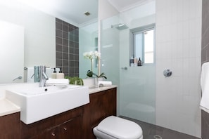 House | 1 bedroom, desk - Cozy Beachfront Studio With Aircon (Sydney)