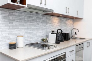 Studio - Bright Beachfront Studio With Terrace Aircon (Sydney)
