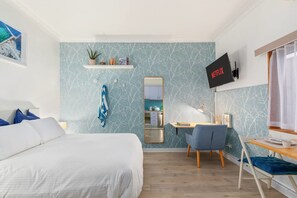 1 bedroom, desk - Beach Front Ocean Breeze Studio With Aircon (Sydney)