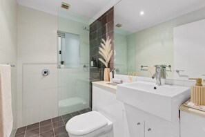House | 1 bedroom, desk - Beach Front Ocean Breeze Studio With Aircon (Sydney)