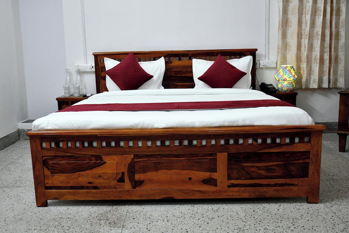 Deluxe Double Room, Balcony, Garden View | Iron/ironing board, free WiFi