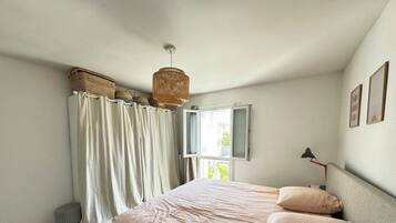 4 chambres, bureau, fer et planche Ă repasser, lit parapluie