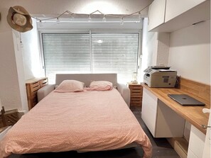 4 bedrooms, desk, iron/ironing board, travel crib