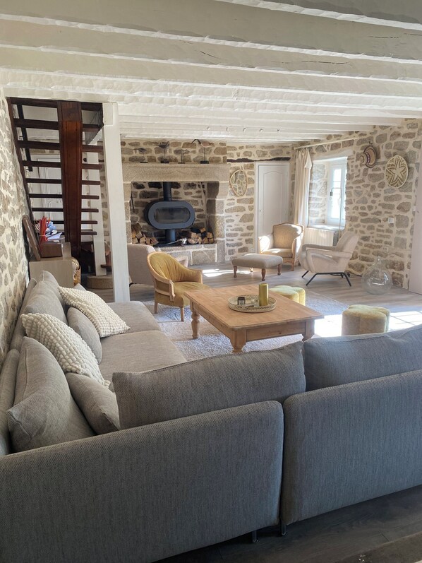 Smart TV, stereo - Beautiful farmhouse in Loctudy (5 bedrooms/ 10 people) (Loctudy)
