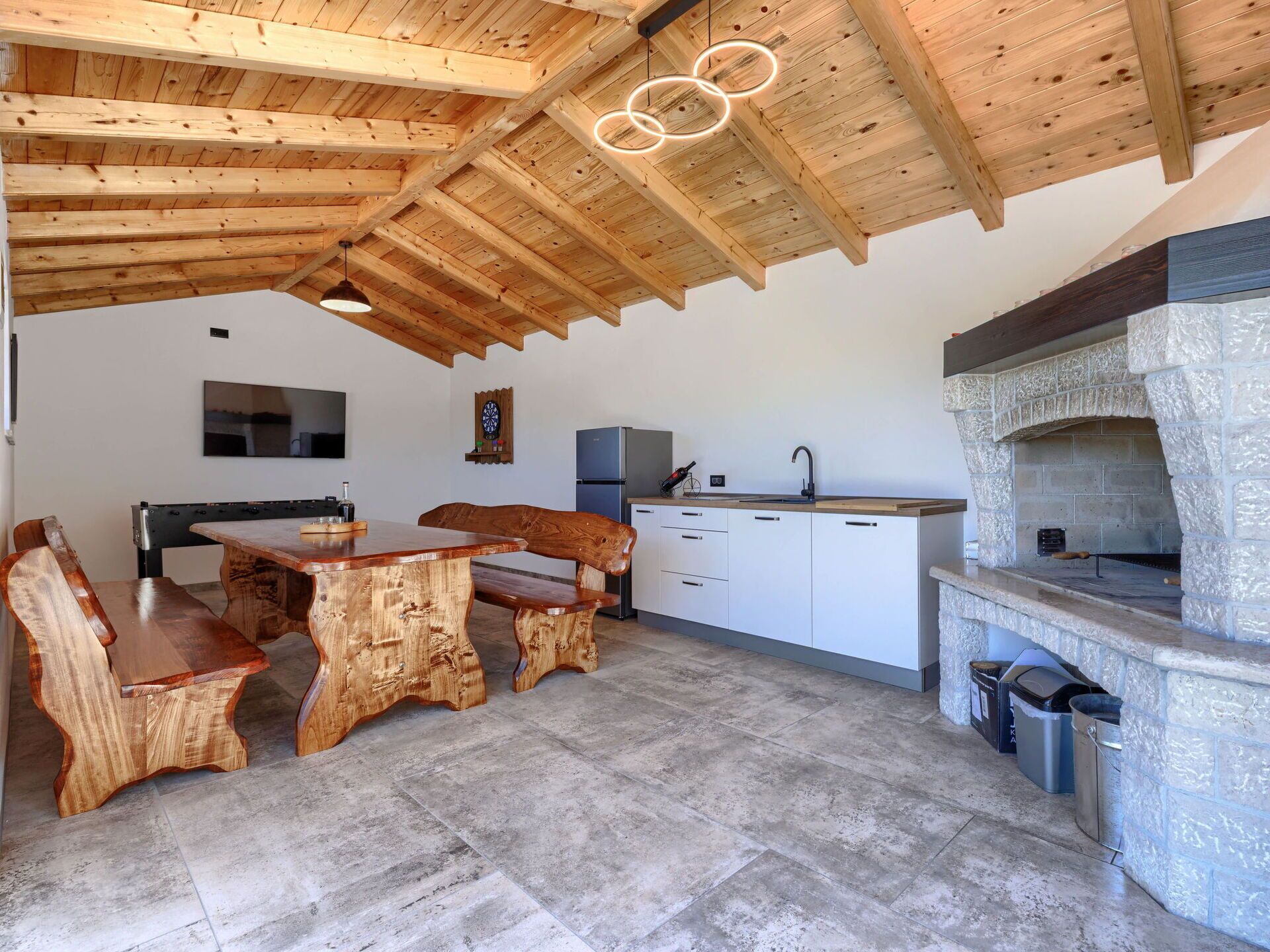Wood, Ceiling, Wood Stain, Hardwood, Beam, Chair, Plank, Natural Material, Shade, Wood Flooring