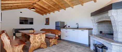 Wood, Ceiling, Wood Stain, Hardwood, Beam, Chair, Plank, Natural Material, Shade, Wood Flooring