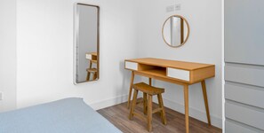 1 habitación, tabla de planchar con plancha, wifi y ropa de cama 