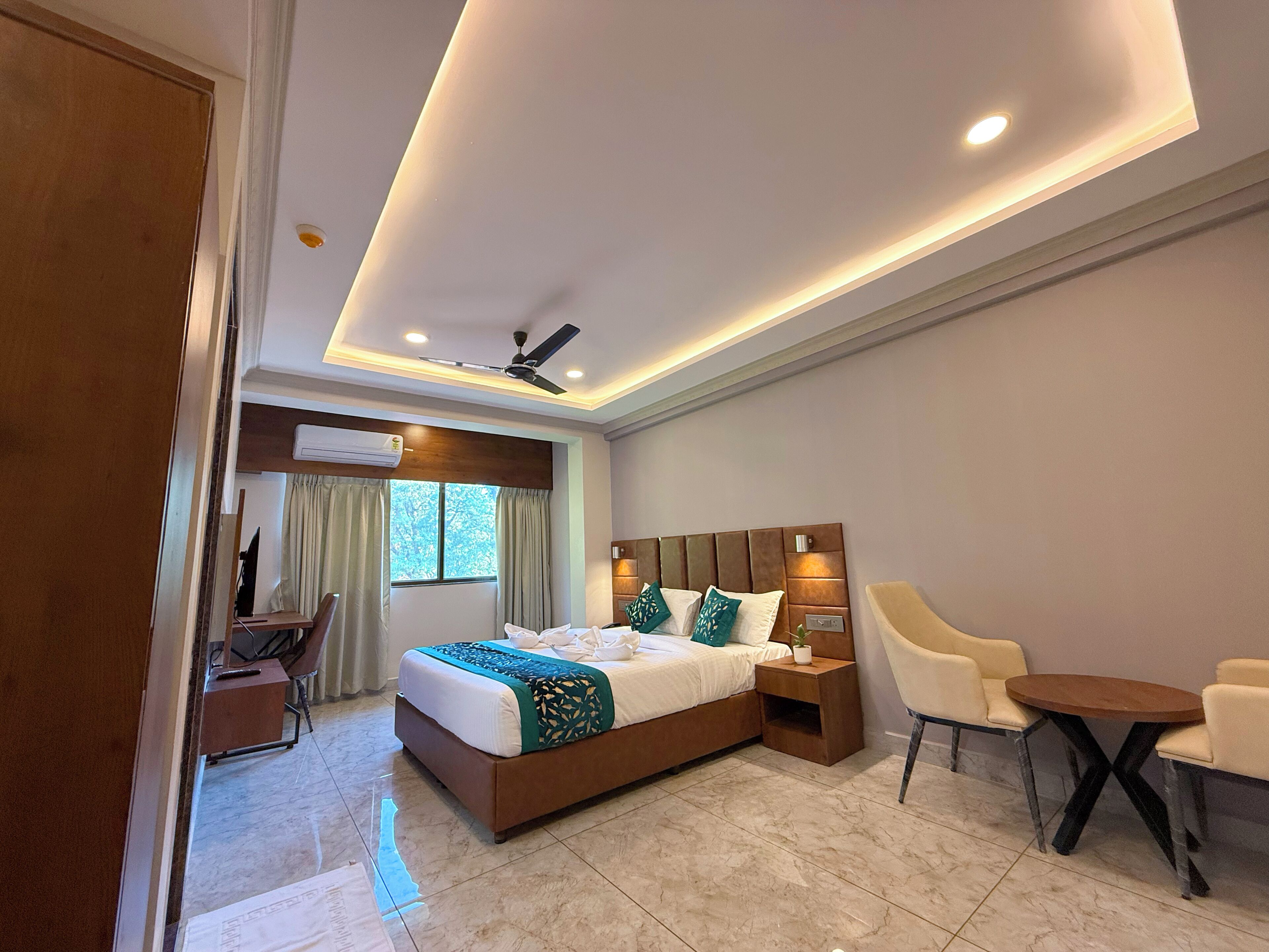 Deluxe dubbelrum - utsikt mot staden | Skrivbord, arbetsyta för laptop, ljudisolering och strykjärn/strykbräda