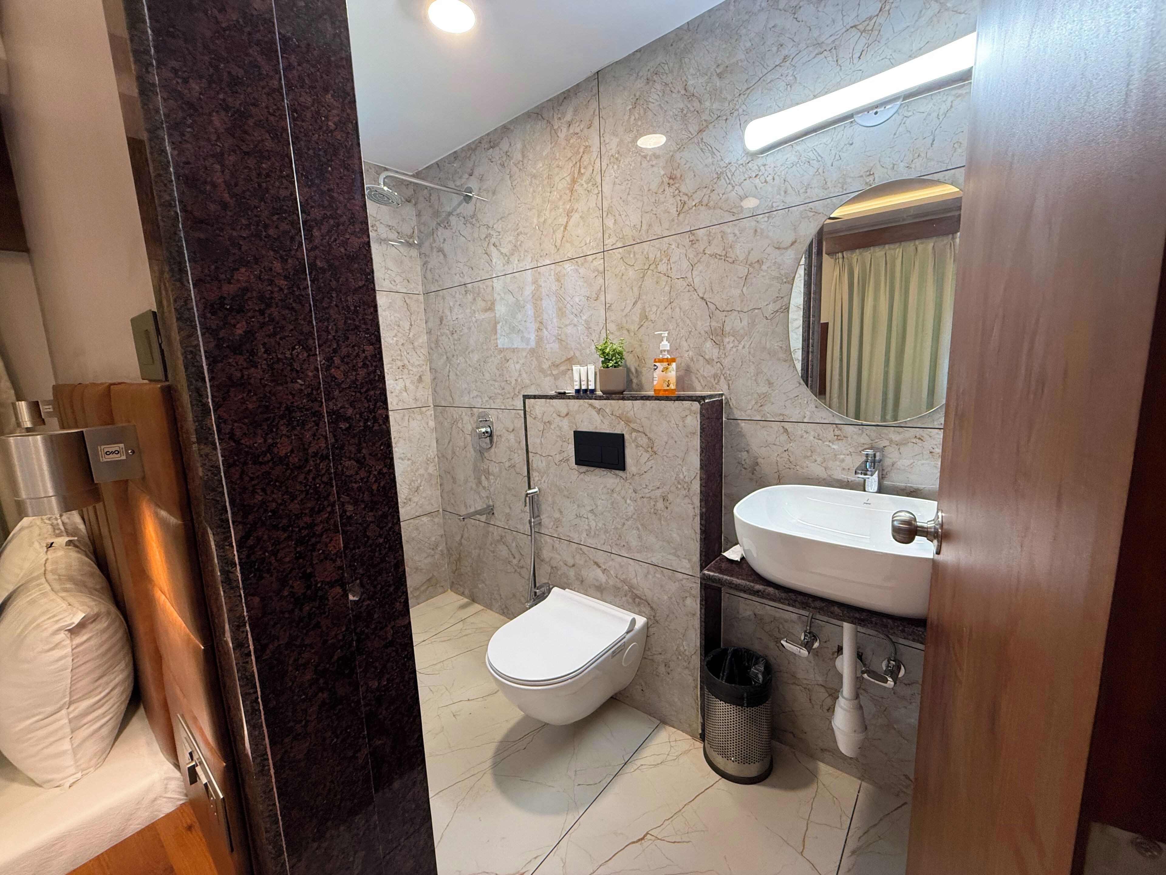 Dusch, gratis toalettartiklar, hårtork och badrock